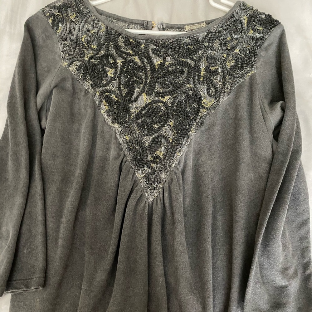 Long sleeve flowy gold and grey top